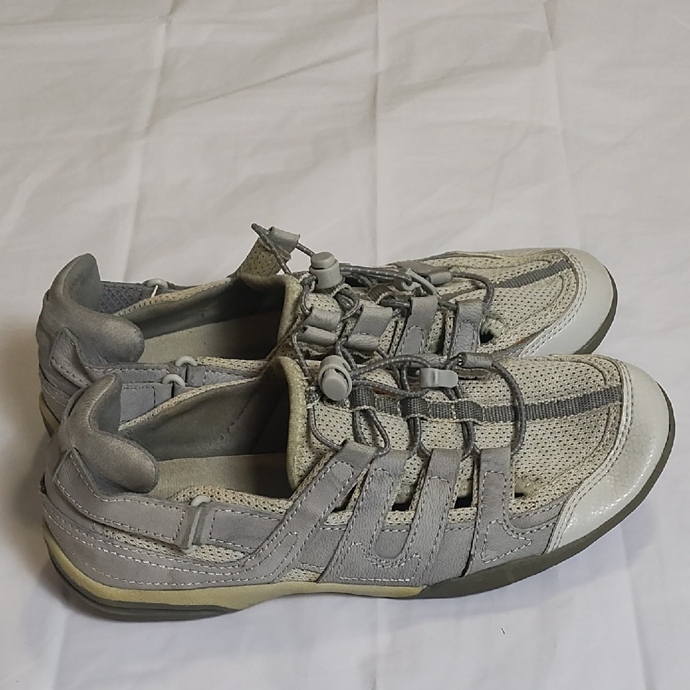 Clarks Beige and Light Gray Casual Sandals Size 7.5